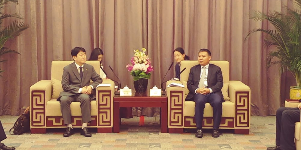 △유광열 수석부원장(왼쪽)이 왕리신 심천시 부의장과 면담을 진행하고 있다./사진=금융감독원