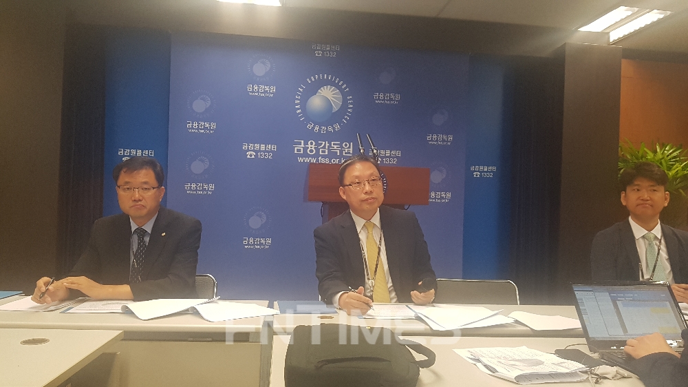 △김태경 금융감독원 저축은행감독국장(가운데)가 '저축은행 가계신용대출금리 운용실태 및 향후 감독방향'을 발표하고 있다./사진=전하경 기자