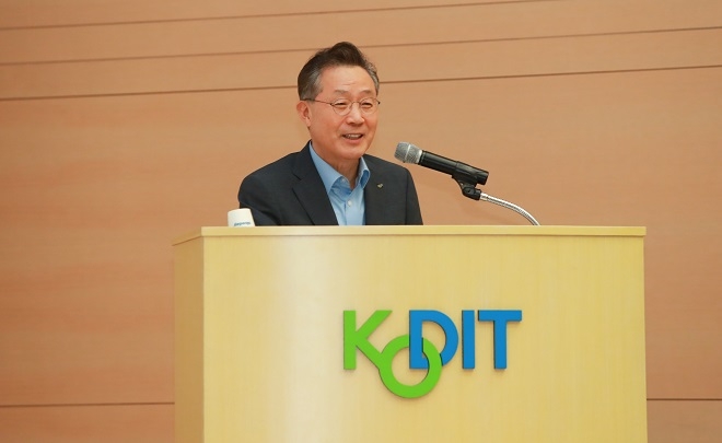 윤대희 신용보증기금 이사장이 2일 대구 신용보증기금 본점에서 열린 2018년도 제2차 전국본부점장 회의에서 당부의 말을 전하고 있다. / 사진 = 신용보증기금