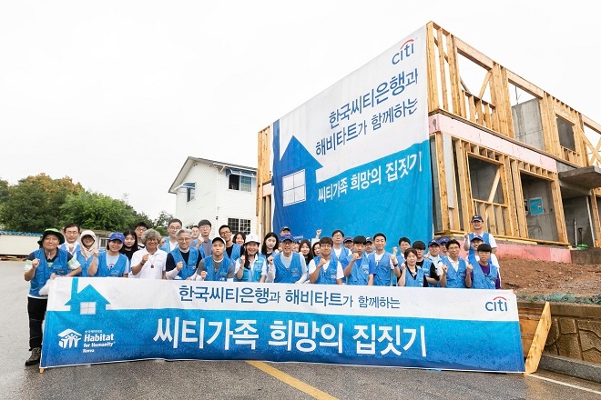 한국씨티은행 박진회 은행장(앞줄 왼쪽에서 일곱번째)과 임직원 및 가족들이 지난 6일 강원도 삼척시 해비타트 건축현장에서 ‘씨티가족 희망의 집짓기’ 활동에 앞서 기념촬영을 하고 있다. / 사진 = 한국씨티은행