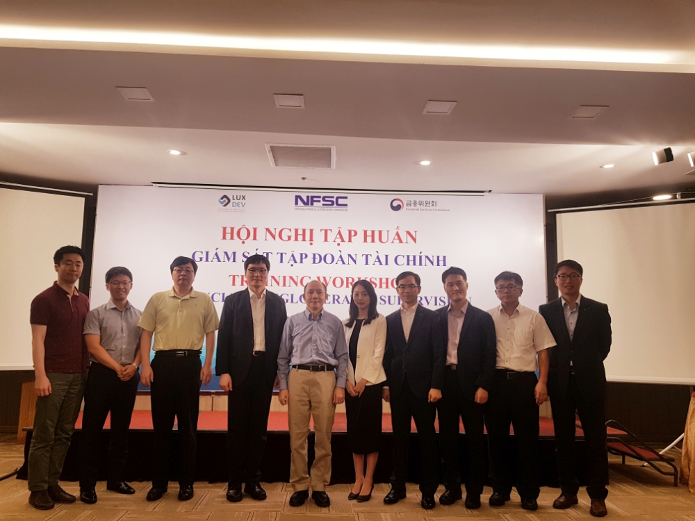 금융위원회와 금융감독원은 8월27일부터 29일까지 베트남 다낭에서 열린 '한·베트남 금융그룹감독 워크숍'에 참석했다고 31일 밝혔다. 한국측 참석자들이 하 후이 뚜언(Ha Huy Tuan) 베트남 국가금융위원회(NFSC) 부위원장과 기념사진을 촬영하고 있다. / 사진= 금융위원회