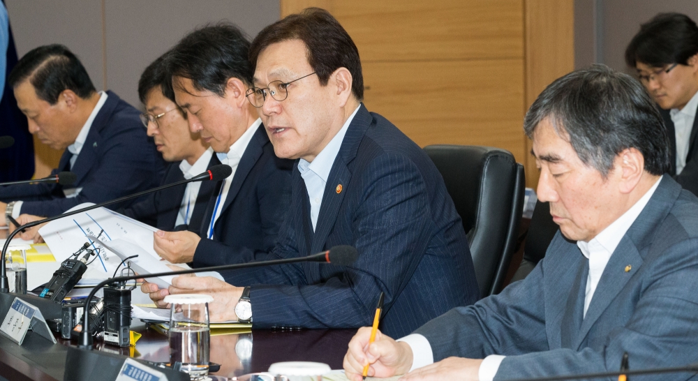 최종구 금융위원장(오른쪽에서 두 번째)은 13일 서울 종로구 정부서울청사 금융위원회에서 윤석헌 금융감독원장(맨 오른쪽)과 주요 시중은행장, 금융 협회장, 상호금융 대표 등이 참석한 가운데 주택시장 대책 후속조치 관련 금융권 간담회를 진행했다. 사진=금융위원회