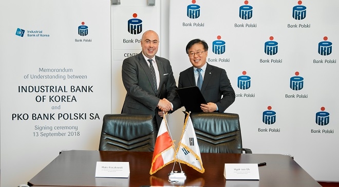지난 13일 폴란드 바르샤바에 있는 PKO은행에서 오혁수 기업은행 글로벌 자금시장그룹 부행장(오른쪽)과 막스 크래츠코프스키(Maks Kraczkowski) PKO은행 부행장이 협약식을 마치고 기념촬영을 하고 있다. /사진 = IBK기업은행