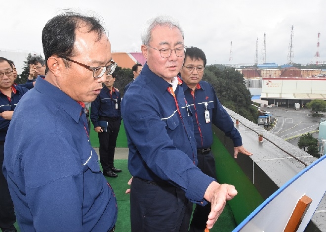 SK이노베이션 김준 사장이 20일 SK울산CLX VRDS 신설 공사 현장을 방문해 공사현황에 대해 대화를 나누고 있다. 출처 : SK이노베이션.