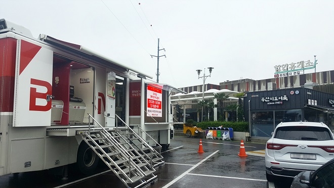 BNK경남은행은 민족 대명절 추석을 맞이해 지역 곳곳에서 ‘귀성객 맞이 행사’를 가졌다고 23일 밝혔다. / 사진 = BNK경남은행