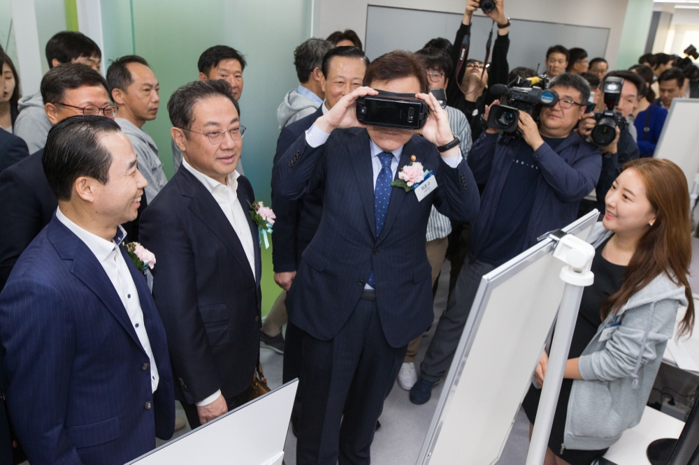 최종구 금융위원장은 1일 서울 구로구 기업은행 구로동 지점에서 열린 'IBK 창공 구로' 개소식에 참석했다. 최종구 금융위원장(가운데)이 기업 입주 공간 설명을 듣고 VR(가상현실) 서비스 시연을 하고 있다. / 사진= 금융위원회