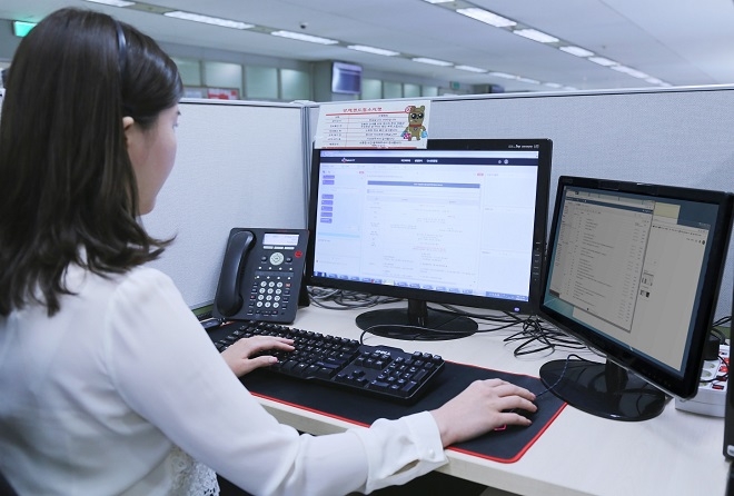 CJ헬로 서울 당산 고객센터 상담사가 효성ITX의 xtrmSolution을 활용해 고객문의를 응대하고 있다. 출처 : 효성ITX.