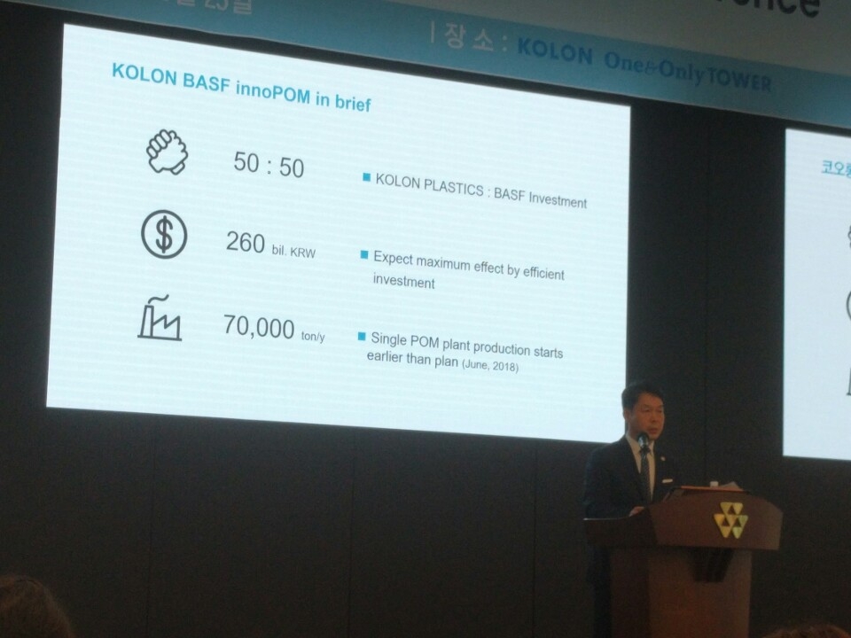 김영범 코오롱플라스틱 대표 겸 코오롱바스프이노폼 공동대표가 25일 POM 김천공장 준공식 기자간담회에서 사업을 소개하고 있다.