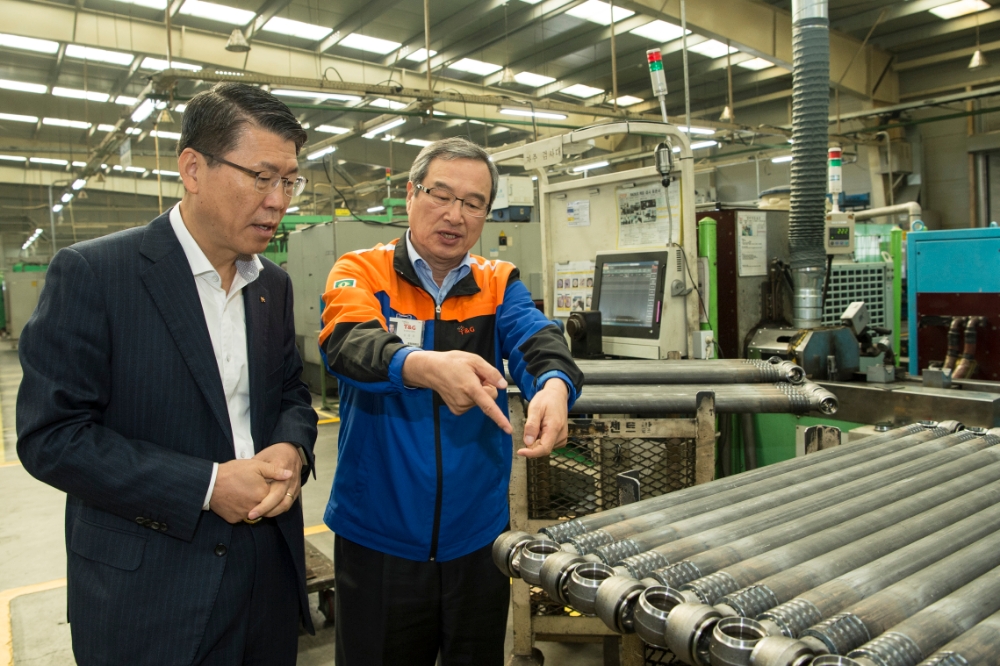 은성수 수출입은행장(사진 왼쪽)이 1일 전북 익산에 소재한 거래기업 티앤지를 찾아 설종훈 대표로부터 최근 자동차부품업계의 애로사항을 듣고 있다. / 사진= 수출입은행