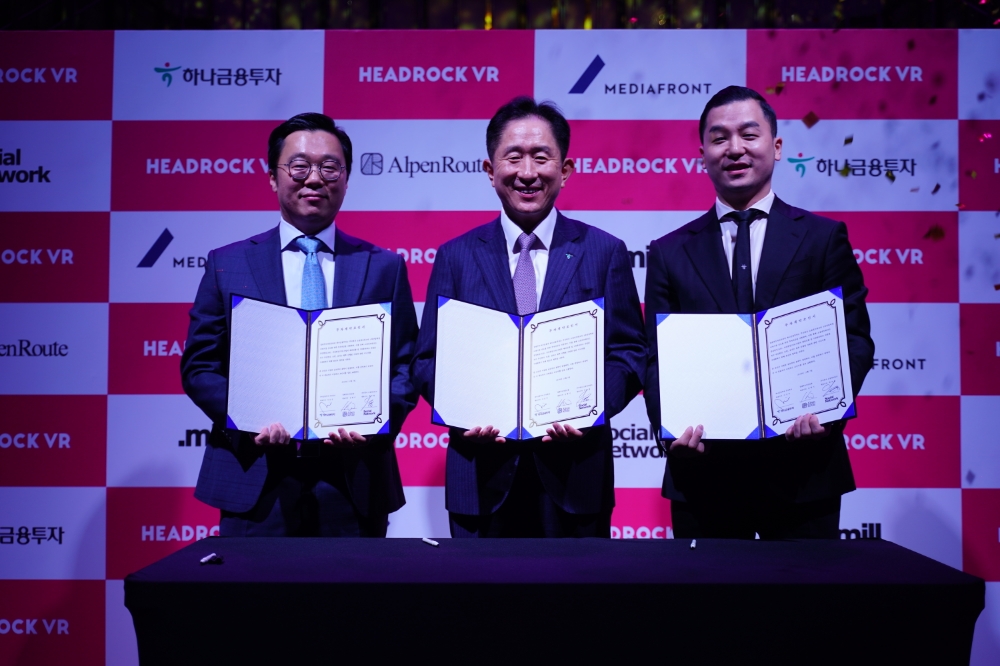 이진국 하나금융투자 사장(가운데)이 지난 7일 열린 ‘헤드락 VR’ 쇼케이스 현장에서 박수왕 소셜네트워크 대표(맨오른쪽), 김항기 알펜루트자산운용 대표와 함께 기념사진을 찍고 있다. 사진=하나금융투자