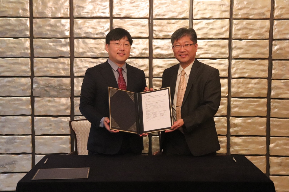 △가입식에 참석한 정주환 카카오모빌리티 대표(왼쪽)와 김영태 OECD 국제교통포럼 사무총장.