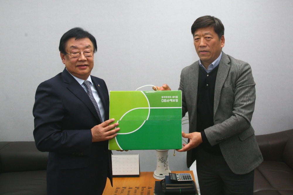 △13일 DB손해보험 김정남 사장(사진 왼쪽)이 경기도 하남시에 거주하는 이만기 고객을 방문해 보험상품과 서비스에 대한 의견 및 제안사항을 듣고, 고객에 대한 감사의 선물을 전하고 있다. / 사진=DB손해보험