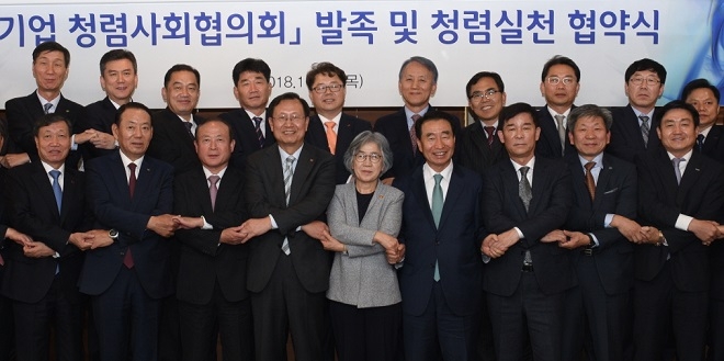 김종갑 한전 사장(앞줄 왼쪽에서 4번째)과 박은정 국민권익위원장(앞줄 왼쪽에서 5번째)이 ‘공기업 청렴사회협의회’ 발족식에서 기념촬영을 하고 있다. 출처=한전.