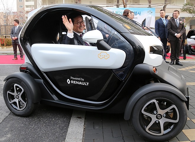 27일 LH행복카 전기차 오픈행사에서 더불어민주당 김한정 의원이 트위지를 시승하고 있다. 출처=르노삼성차.