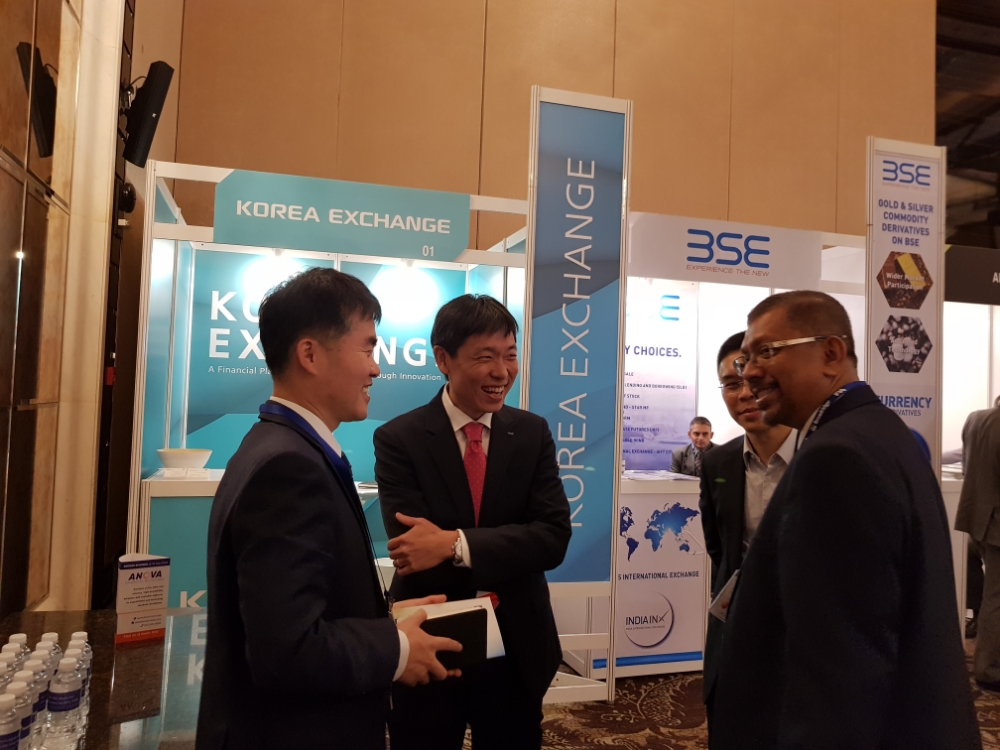 제14회 FIA 아시아 파생상품 컨퍼런스에서 한국거래소 관계자가 국내 파생상품 시장 및 주요 상품에 대해 홍보하고 있다. 사진=한국거래소