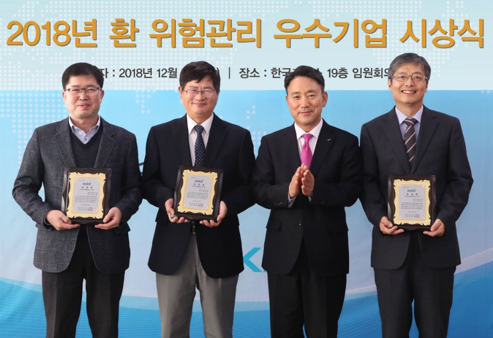 (왼쪽부터) 주성종 대한광통신 상무, 신용군 인성정보 전무, 정창희 한국거래소 파생상품시장본부장, 박형태 피에스케이 상무. 사진=한국거래소