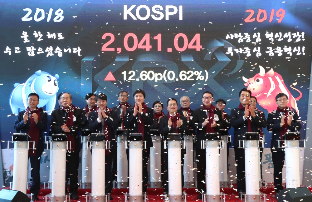 (앞줄 왼쪽부터) 이정환 주택금융공사 사장, 박인호 부산경제시민연대 상임의장, 유재수 부산광역시 경제부시장, 김해영 더불어민주당 국회의원, 정지원 한국거래소 이사장, 김학수 금융위원회 증선위원, 김지완 BNK금융지주 회장, 이희길 부산MBC 사장. (뒷줄 왼쪽부터) 정윤모 기술보증기금 이사장, 정지석 코스콤 사장, 이병래 예탁결제원 사장, 박영석 자본연구원 원장, 조정희 부산여성소비자연합 상임대표, 김희로 부산발전시민재단 이사장, 한상국 한국거래소 이사, 유병천 한국거래소 이사. 사진=한국거래소