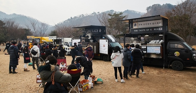 '윈터 드라이빙 스쿨' 쌍용차는 아웃도어 분위기를 만끽할 수 있도록 다양한 메뉴를 푸드트럭을 통해 제공했다. (사진=쌍용차)