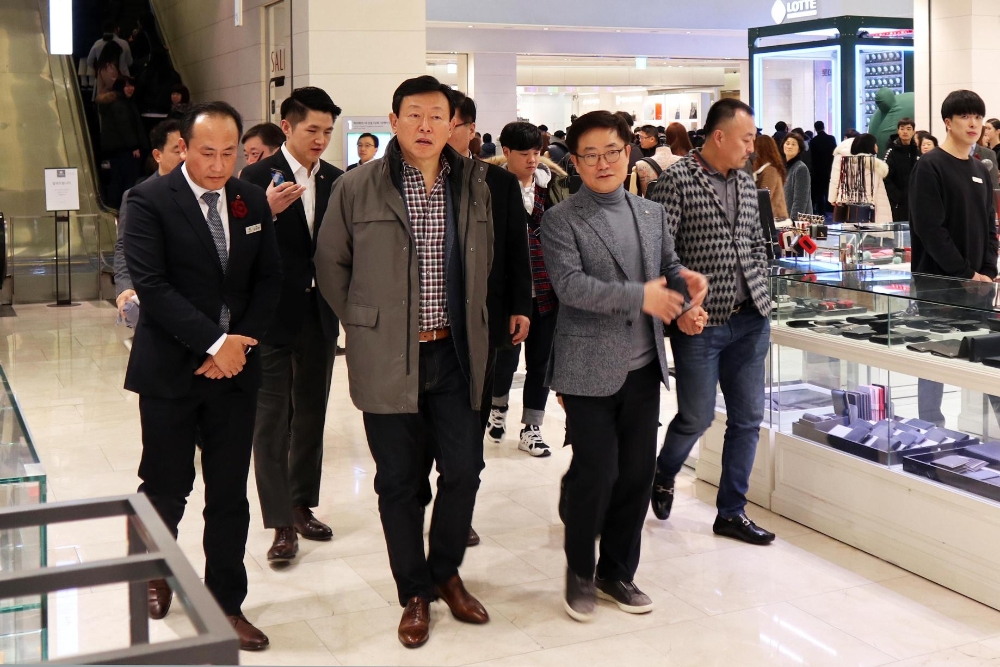 신동빈 롯데그룹 회장은 지난 12일 롯데백화점 인천터미널점과 롯데마트 인천터미널점을 방문해 영업현장을 점검했다. /사진제공=롯데지주