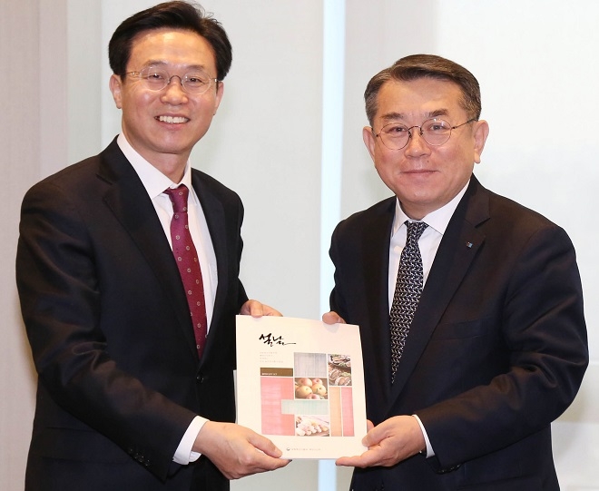 김준동 대한상의 상근부회장(오른쪽)과 이재욱 농림축산식품부 식품산업정책실장이 ‘우수 농식품 안내책자’를 들고 기념촬영을 하고 있다. (사진=대한상의)