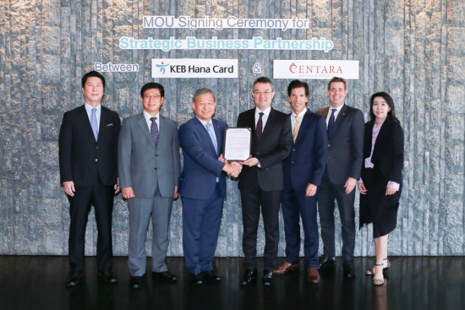 홍장의 하나카드 글로벌성장본부장(왼쪽 세 번째)과 시라윳 치라시밧 센타라 호텔&리조트 회장(왼쪽 네 번째), 관계자들이 협약 후 기념 촬영을 하고 있다. / 사진 = 하나카드