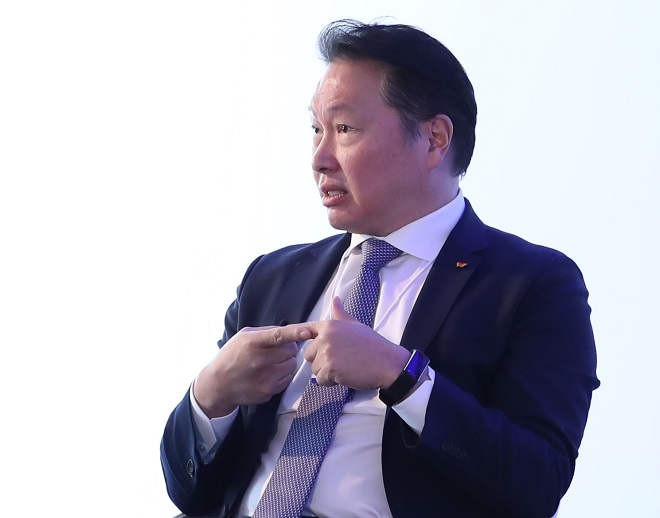 최태원 SK 회장이 24일(현지시각) 스위스 다보스 벨베데르 호텔에서 '기업 가치에 대한 새로운 접근'이란 주제로 열린 세션에서 지속 가능한 성장의 방법론으로 사회적 가치 추구 경영에 대해 토론하고 있다. (사진=SK그룹)