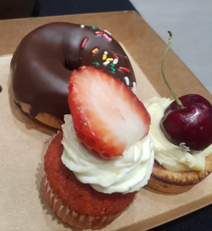 △간담회가 열린 컨버전스 홀에 비치되었던 디저트, 크림치즈를 이용하여 익숙한듯 다른 맛을 낸 것이 특징이다/사진=오승혁 기자