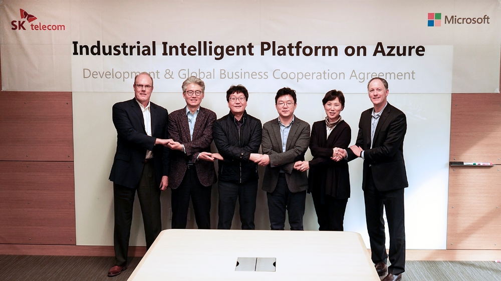 △SKT가 마이크로소프트와 클라우드 기반 빅데이터 솔루션 출시를 위한 파트너십을 미국 실리콘밸리에서 16일(현지 기준 15일) 체결한 모습/사진=SKT