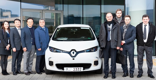 (왼쪽 두번째부터) 르노삼성자동차 진학성 수석, 한양대학교 선우명호 교수, 발레오 김성호 사장, 프랑스 경제재정부 자비에 메를렝(Xavier Merlin) 부국장, 르노 단군프로젝트 담당 알렉산드레 아르망 (Alexandre Armand), 플로랑 베르트랑(Florent Bertrand) 한국협력담당, 르노삼성자동차 마크 보사(Marc BAUZA) 이노베이션 프로젝트 리더. (사진=르노삼성)