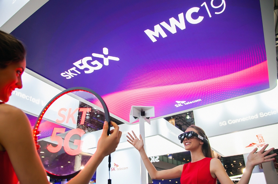 △모델들이 SKT 전시관에서 VR 콘텐츠를 체험해보고 있다/사진=SKT