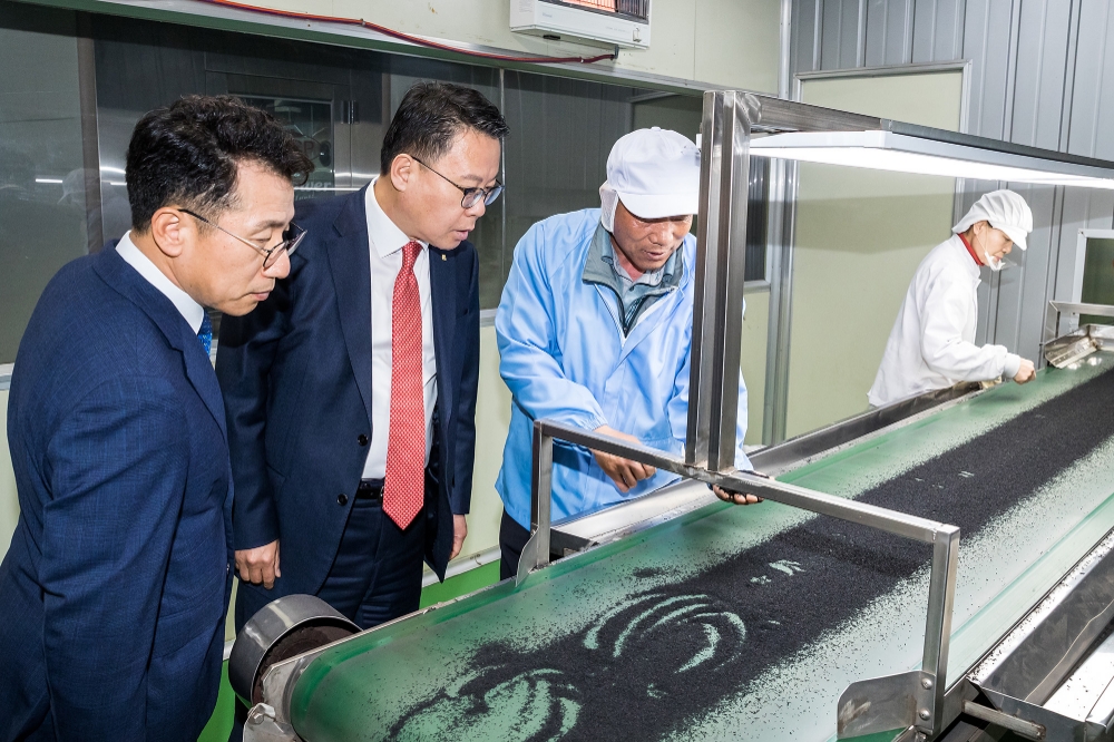 송종욱 광주은행장이 여수지역 중소기업 현장을 방문하고 있다./사진=광주은행