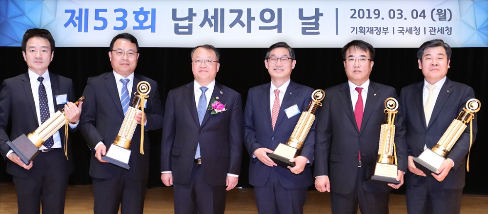 KEB하나은행은 서울 코엑스 컨벤션 센터에서 열린 제53회 납세자의 날 기념행사에서 모범 납세 기업으로 국가 재정에 기여한 공로를 인정받아 ‘고액납세의 탑’인 ‘국세 6000억원 탑’을 수상했다. 시상식 후 이후승 KEB하나은행 경영기획그룹장(사진 왼쪽 네 번째)이 한승희 국세청장(사진 왼쪽 세 번쨰) 등과 기념촬영을 하고 있다. / 사진= KEB하나은행