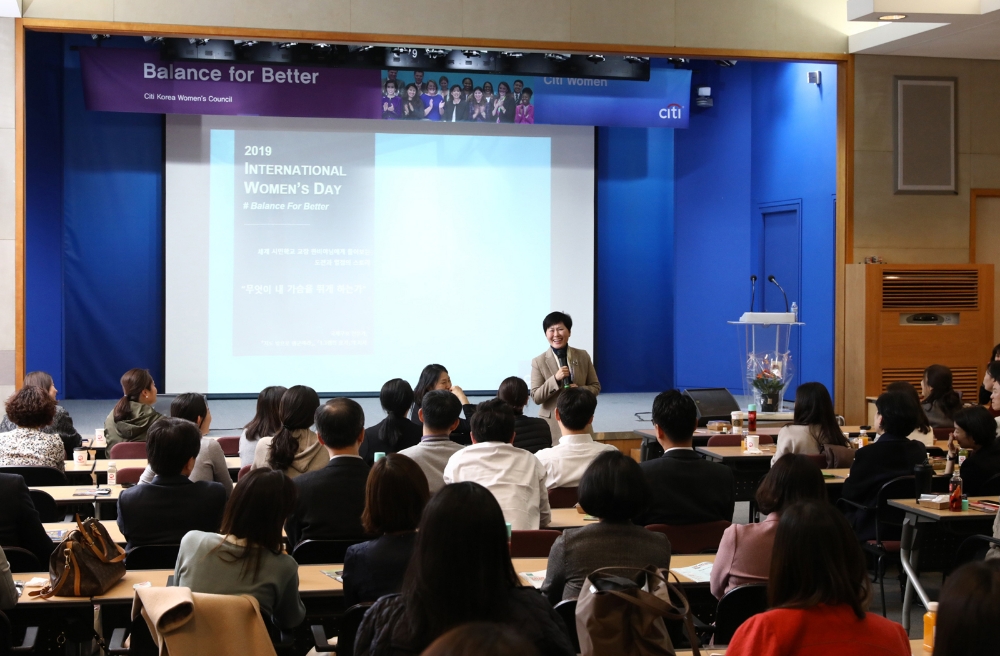 7일 한국씨티은행 다동 본점 대강당에서 한비야 국제구호전문가가 강연을 하고 있다./사진=한국씨티은행