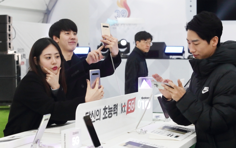 △KT 모델들이 5G 단말 체험 존에서 기기를 체험하고 있다/사진=KT