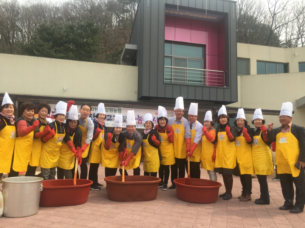 농협강원지역본부와 (사)고향주부모임 강원도지회, (사)농가주부모임 강원도연합회(도회장 박광식)은 원주시 호저면 섬강 매향골 권역 농촌체험 휴양마을에서 2019년 강원농협 행복나눔 '사랑의 전통장 담그기 및 나눔행사'를 개최했다.