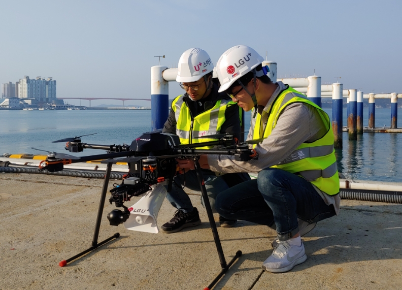 △LG유플러스 직원들이 스마트 드론 군청 서비스를 테스트하고 있다/사진=LG유플러스