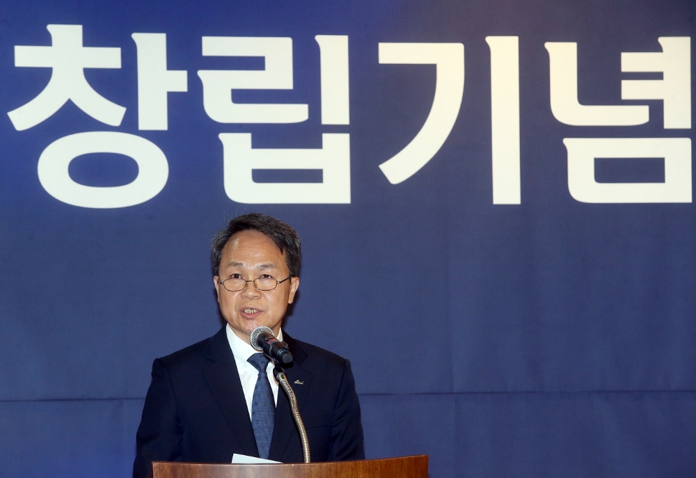 1일 오전 서울 중구 소재 신한은행 본점 ‘카페 두드림’에서 진행된 2019년 신한은행 창립기념식에서 신한은행 진옥동 은행장이 기념사를 하고 있다. / 사진= 신한은행