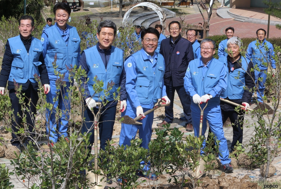 △최정우 포스코 회장과 임직원들이 나무심기 봉사활동을 하고 있다/사진=포스코