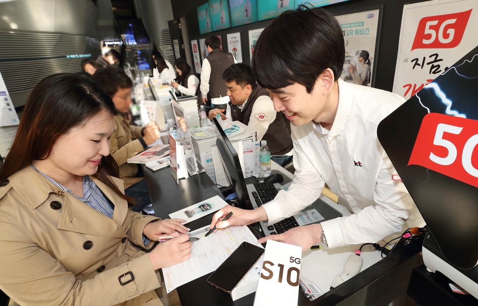 △KT 대리점을 방문한 고객이 5G 가입을 하고 있다/사진=KT