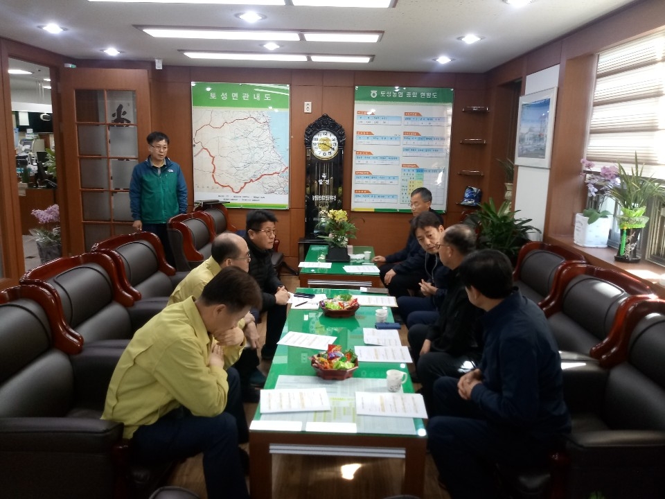 사진 왼쪽 맨앞 허식 부회장, 중간 유찬형 상무, 맨끝 이대엽 중앙회인사총무부장, 오른쪽 맨앞 김명식 토성농협조합장, 전대원고성군지부장, 박세종 농협강원지역본부 부본부장