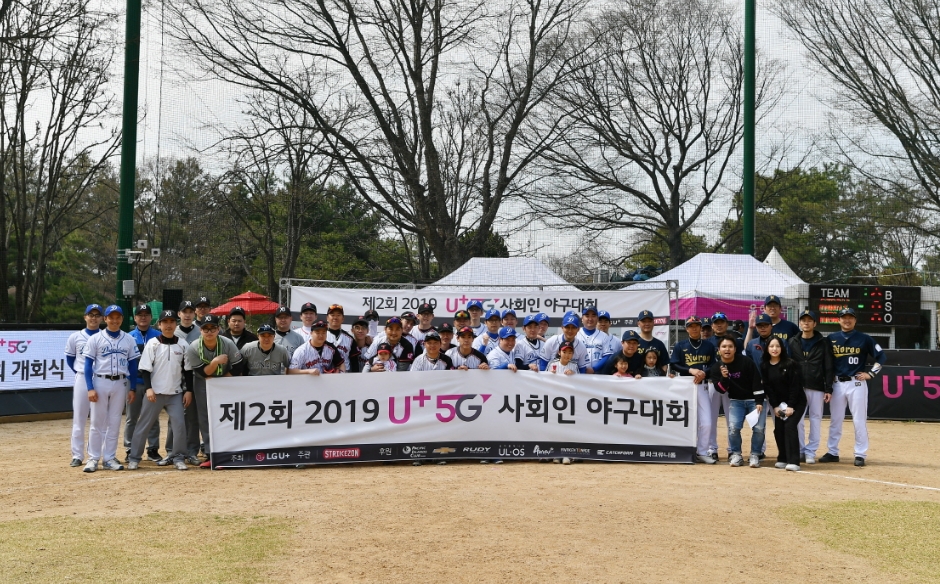 △지난 14일 개막전을 펼친 LG유플러스 5G 사회인 야구대회에 참전한 두 팀의 모습/사진=LG유플러스