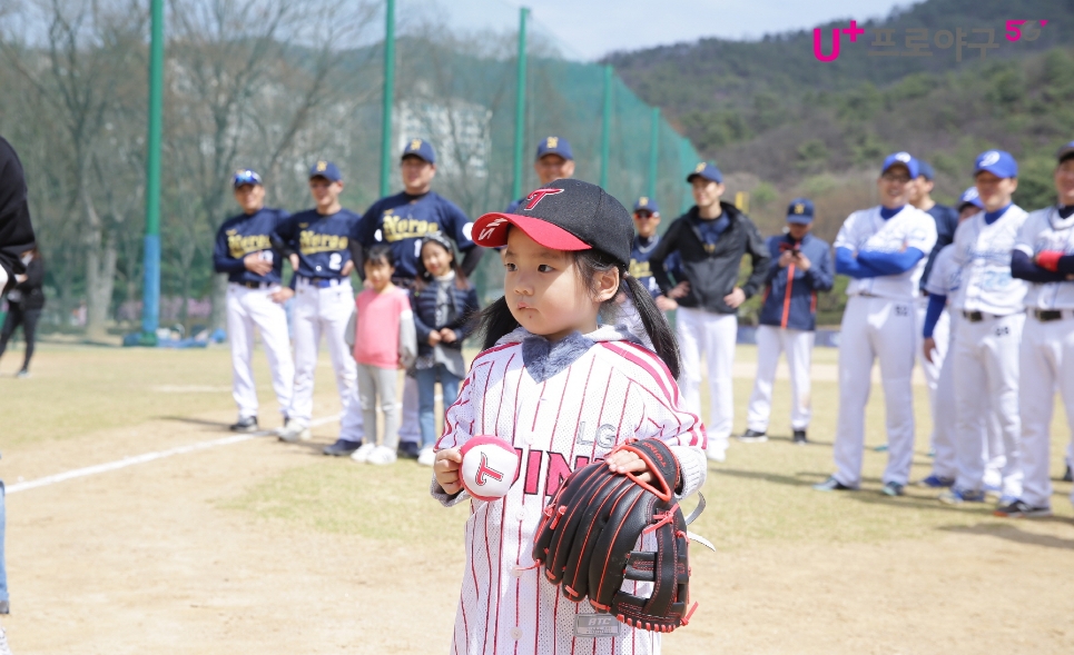 △개막전 시구에 참여한 LG유플러스 어린이 선수/사진=LG유플러스