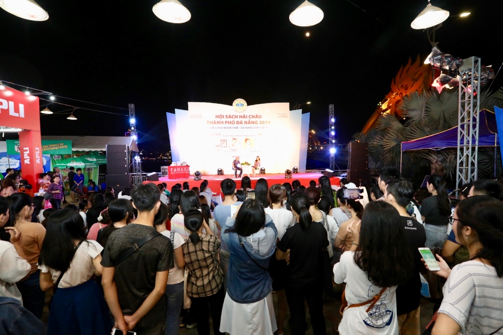 △우보현 작가와 체리혜리 작가의 저자 싸인회에 베트남의 많은 독자들이 몰렸다.사진=우보미디어