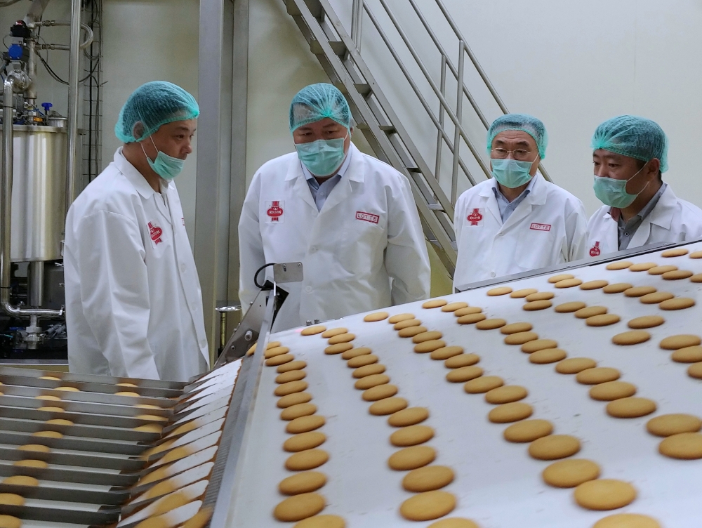 롯데지주 황각규 부회장(왼쪽에서 두번째)이 파키스탄 제 2의 도시 라호르에 2018년 새로 지은 롯데 콜손 초코파이 공장을 둘러보고 있다. /사진제공=롯데지주