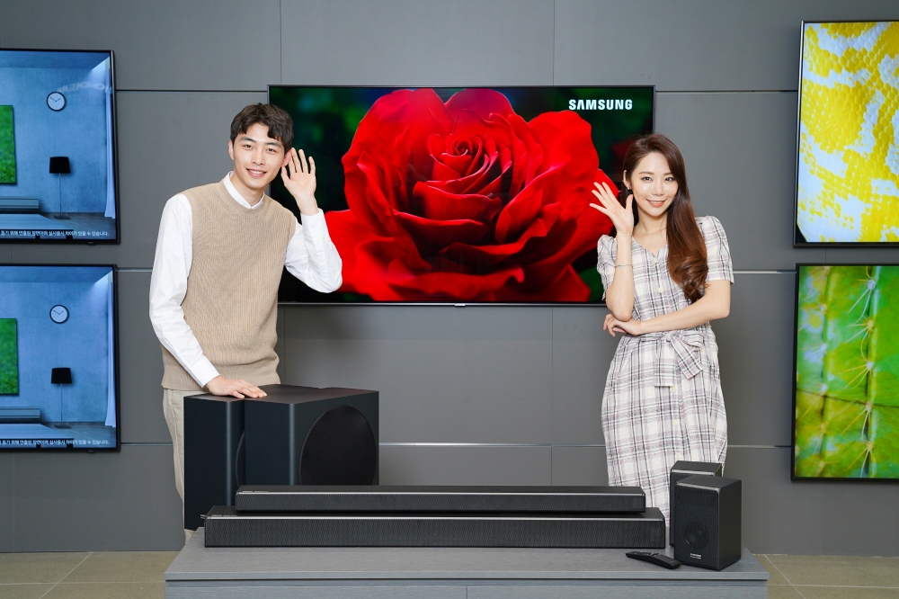 △삼성전자 모델들이 사운드바 Q시리즈 기기를 홍보하고 있다/사진=삼성전자