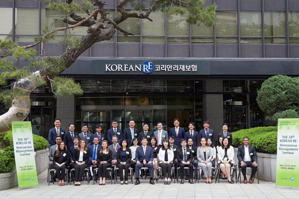 △제38차 코리안리 세미나 참가자들이 13일 수송동 본사에서 열린 개회식에서 기념촬영을 하고 있다. 앞줄 가운데가 코리안리 원종규 대표이사 사장 / 사진=코리안리재보험