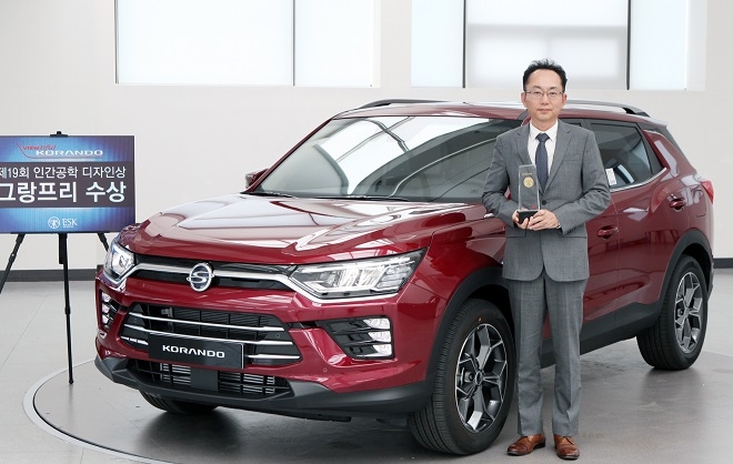 이태원 쌍용차 기술연구소장이 코란도 앞에서 포즈를 취하고 있다. (사진=쌍용차)