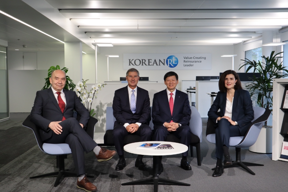 △원종규 사장(오른쪽에서 두번째)이 스위스 취리히에 위치한 코리안리 현지법인 사무실을 방문해 현지법인 CEO 마커스 오익스터(왼쪽에서 두번째) 및 현지경영진들과 기념 사진 촬영을 하고 있다 . / 사진=코리안리재보험