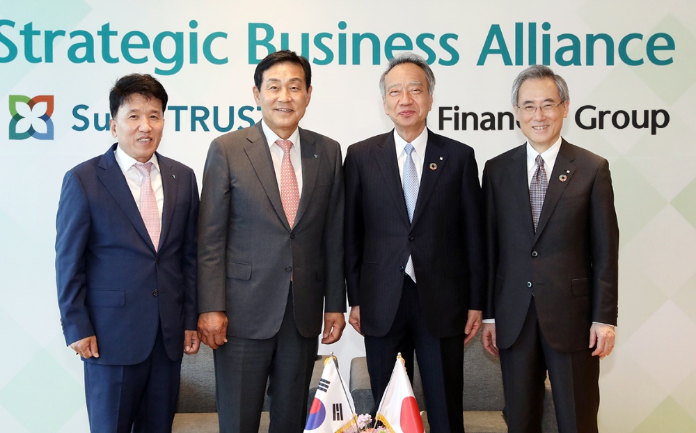 하나금융그룹은 일본 미쓰이스미토모 신탁그룹(스미트러스트)과 지난 24일 인천 청라에 위치한 하나글로벌캠퍼스에서 확대 협약식을 갖고 글로벌, 디지털, 자산관리, 신탁, 인재교류, 신규 사업 발굴 협력 등 6개 부문에서 상호협력을 강화하기로 합의 후 기념촬영을 하고 있다. 사진 왼쪽부터 함영주 하나금융그룹 부회장, 김정태 하나금융그룹 회장, 츠네카게 히토시 스미트러스트 회장, 오쿠보 테츠오 스미트러스트 사장. / 사진= 하나금융지주