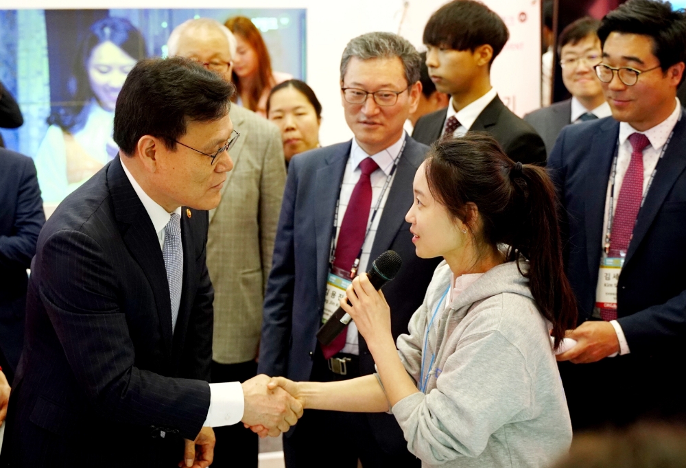 최종구 금융위원장이 23일 동대문디자인플라자에서 열린 '코리아 핀테크 위크 2019'에서 핀다 부스를 방문하고 있다./사진=핀다 제공